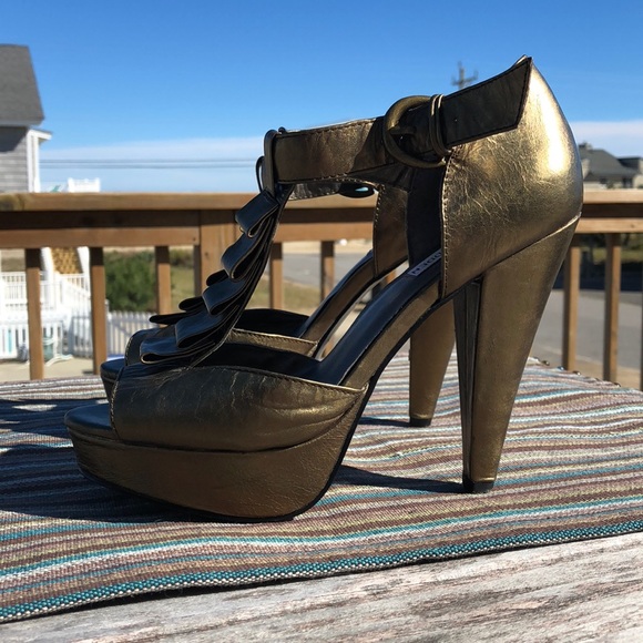 Steve Madden Gold “Rufles” High Heel w Platform - Picture 5 of 8
